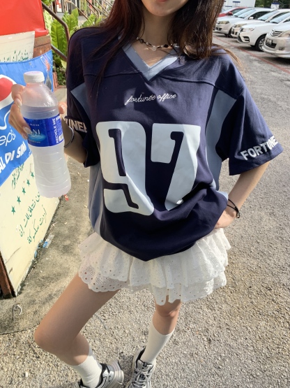 A low-waist short skirt with embroidered patterns, lace-trimmed edges, and a puffy cake-style design.