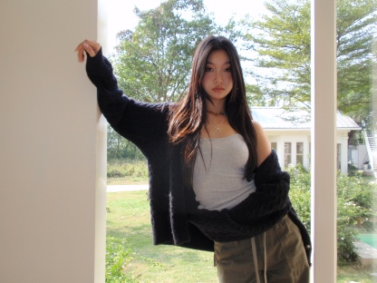 4 colors of plain strap tops for spring and summer, easy to match