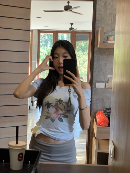 Wide-neck, open-shoulder T-shirt in light blue, Baby Blue tone, short sleeves, highly stretchable, form-fitting, easy to match.