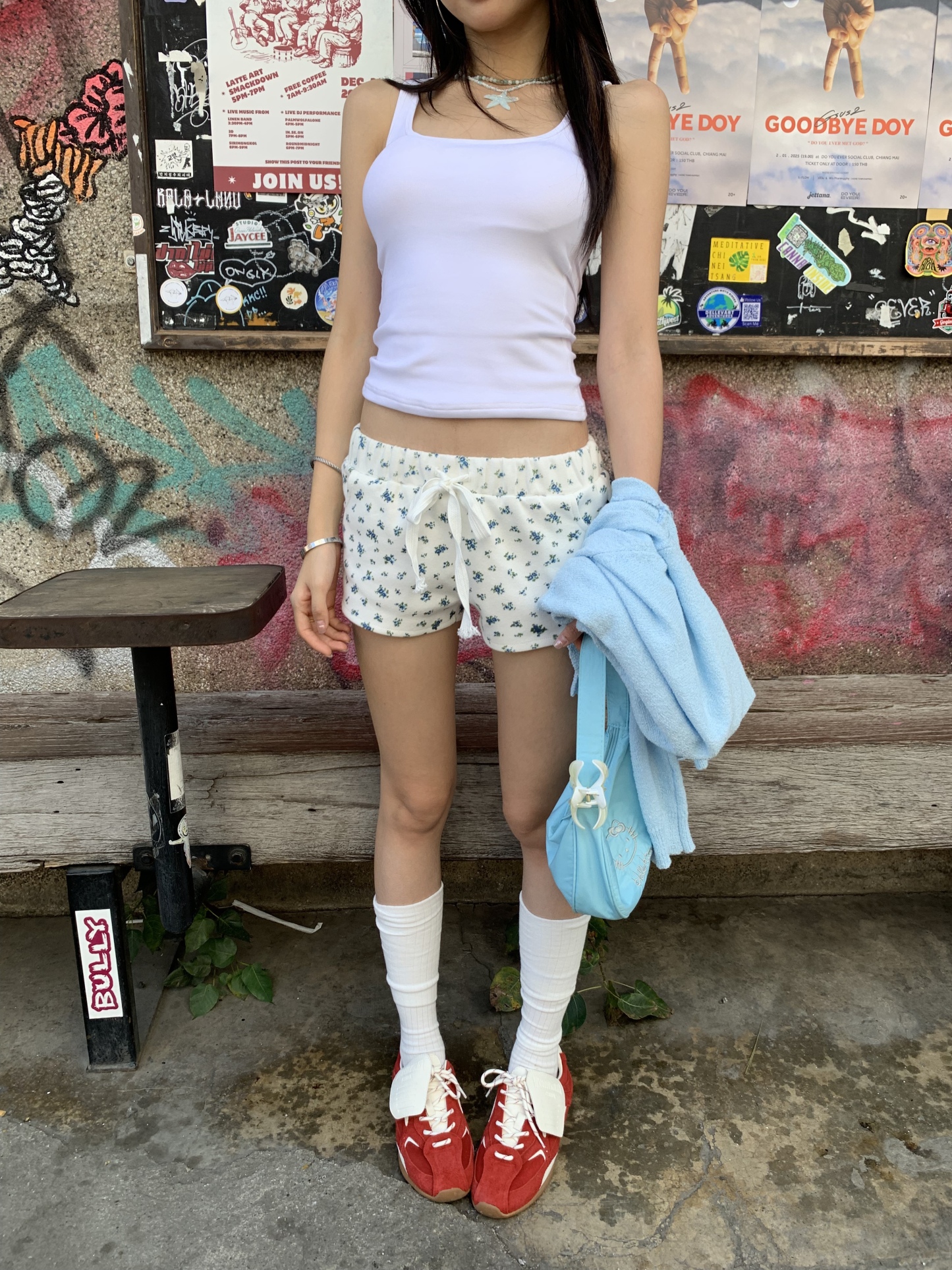 Low-waist floral shorts in a relaxed design with a drawstring waistband