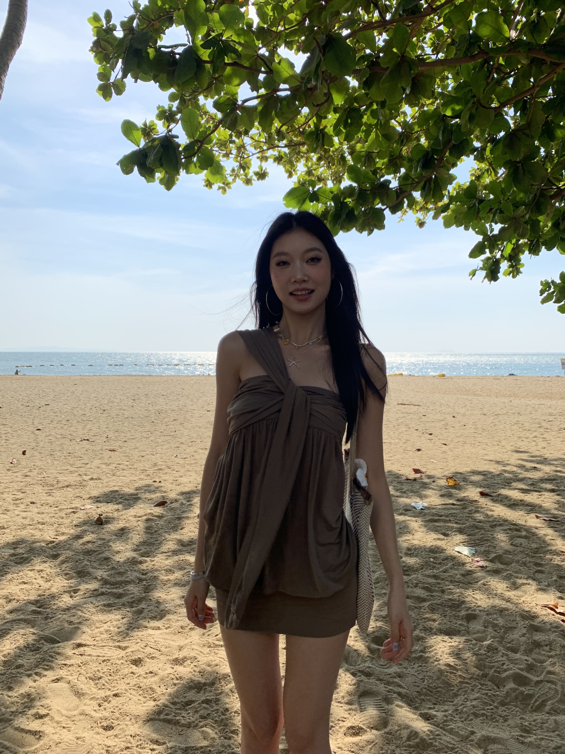 A casual dress with a single strap on one side, a twisted design at the chest, slimming the figure, a chic look designed for summer