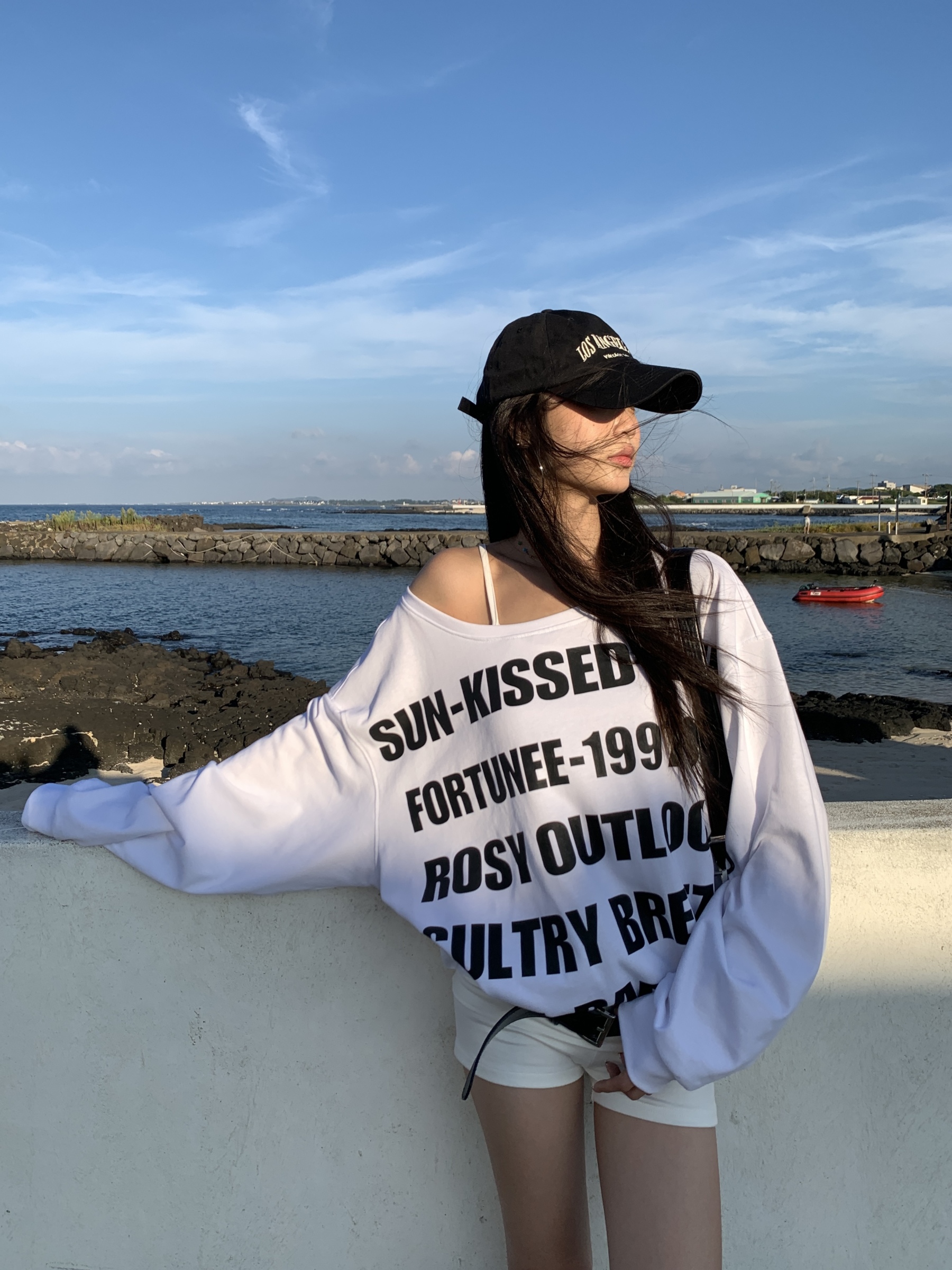 Loose long-sleeved sweater with slanted shoulder design