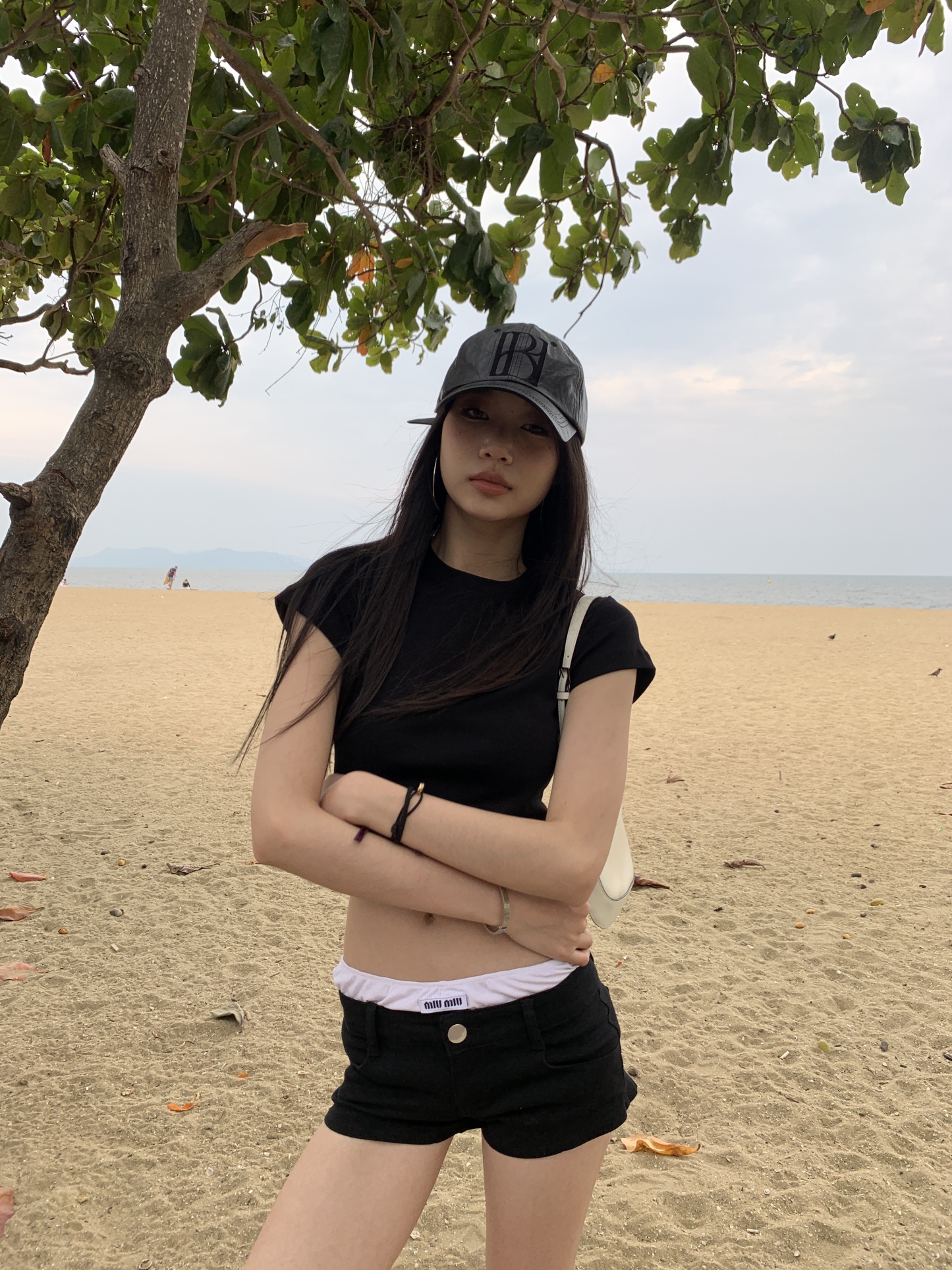 Women's T-shirt, easy to match with any outfit, available in black and white, slim fit, short sleeves