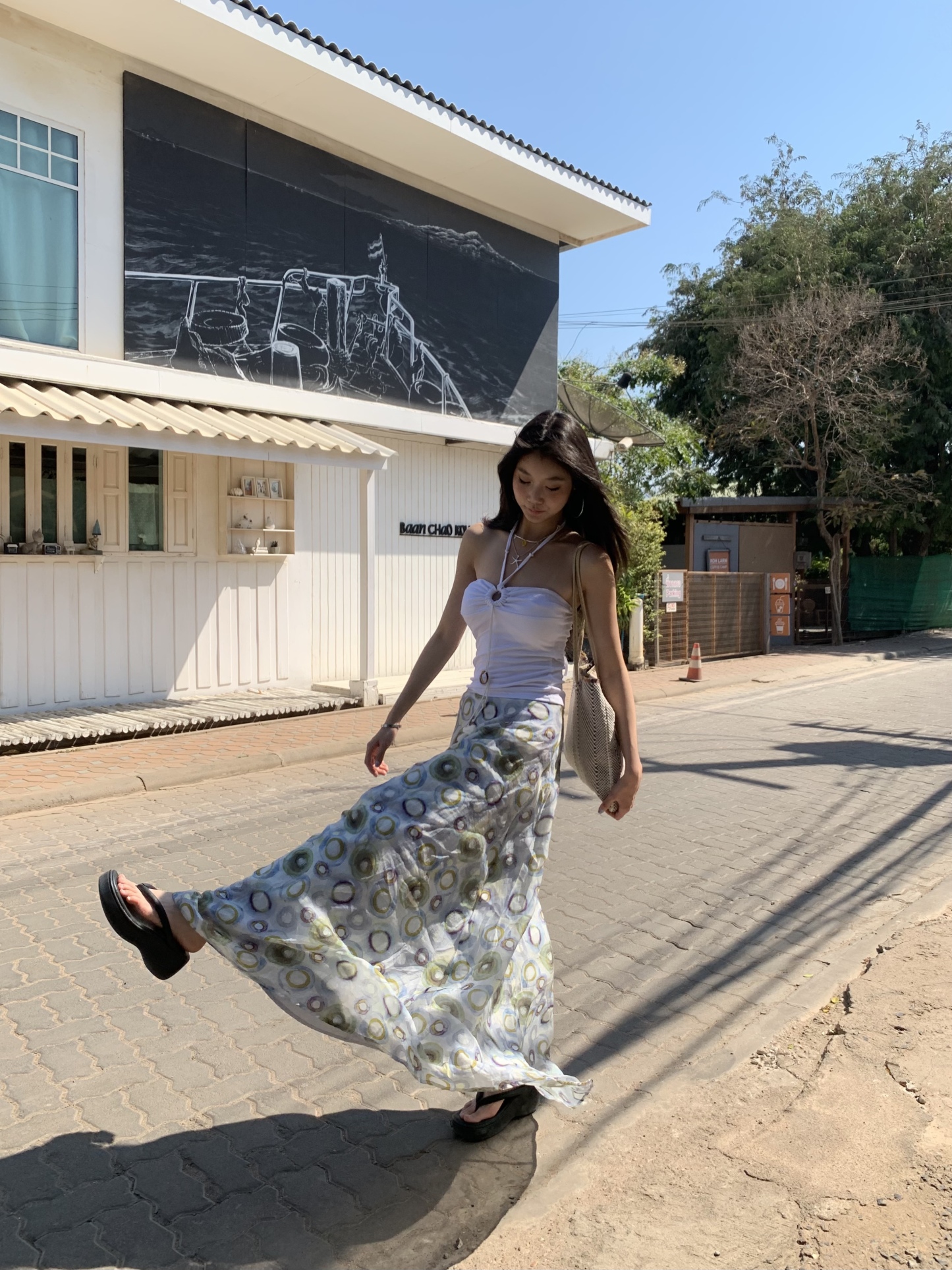 A-line long skirt, high waist, flared, light and comfortable to wear, with a gradient colored circle pattern