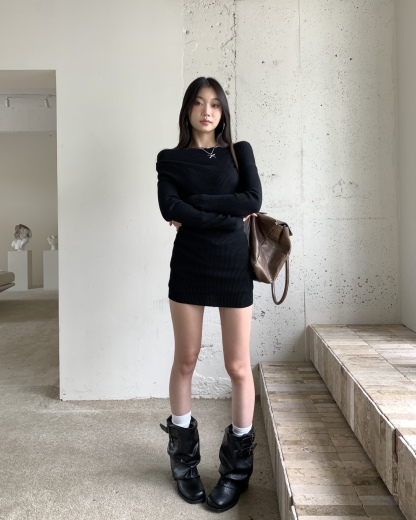 Black long-sleeved shirt