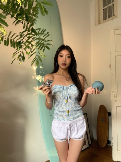 Cute and fresh style short tube top, blue color, daisy print, decorated with beads