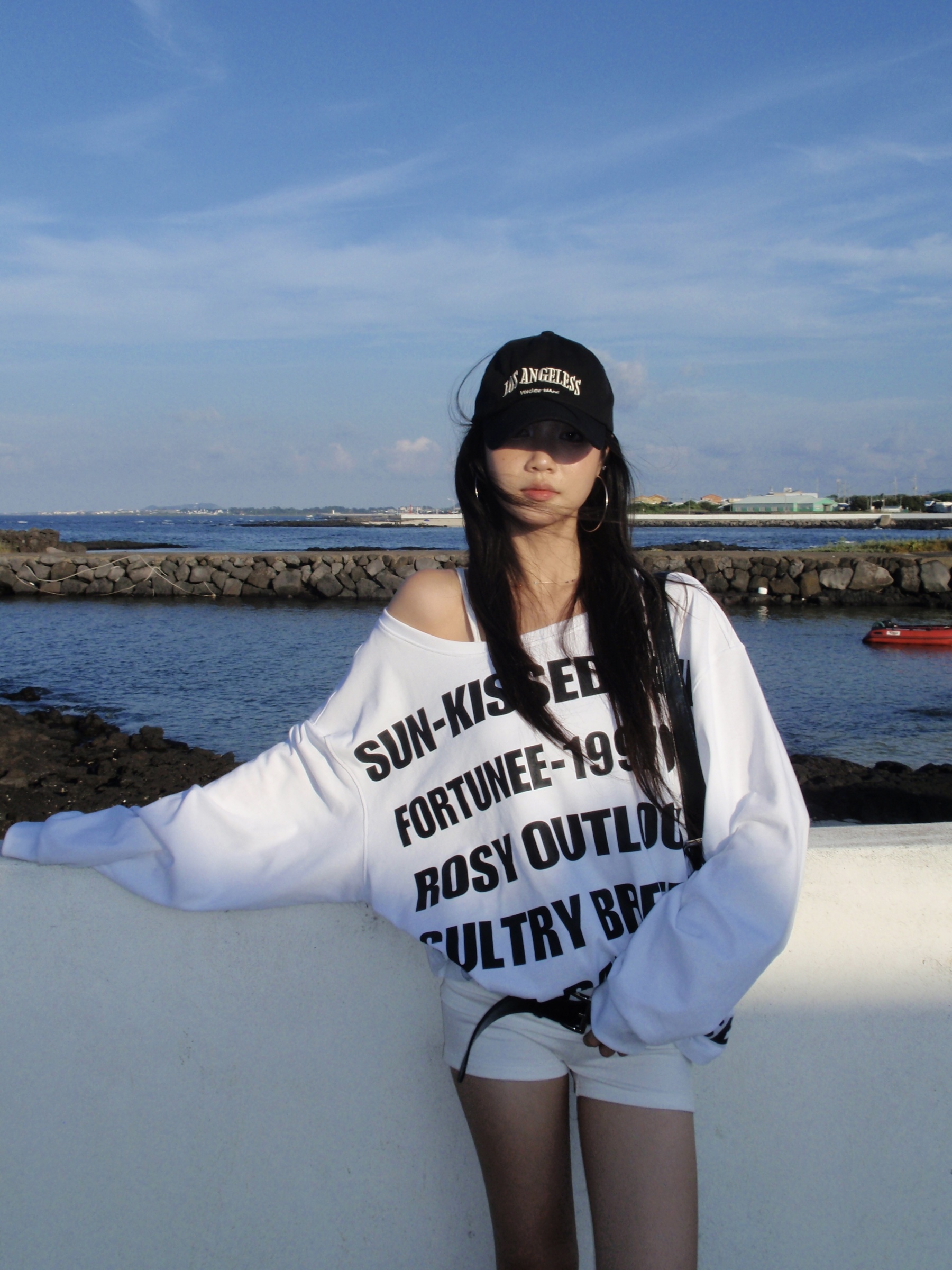 Loose long-sleeved sweater with slanted shoulder design