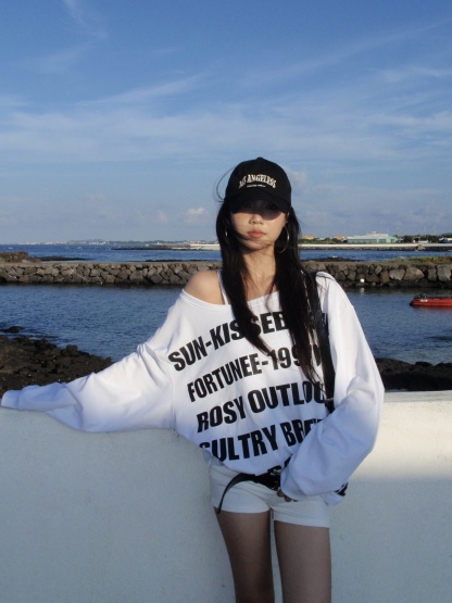 Loose long-sleeved sweater with slanted shoulder design
