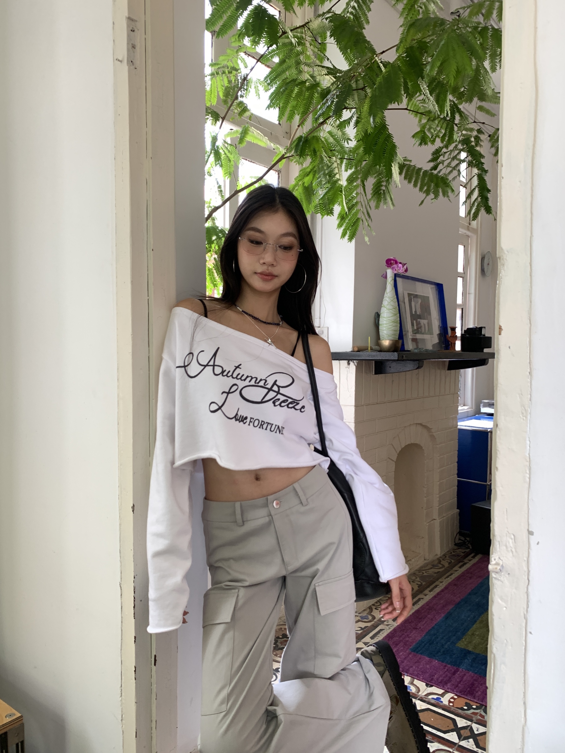 Long-sleeved sweater-style T-shirt with a slanted shoulder design