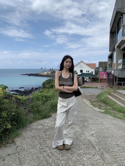 White warm cream American-style cargo pants with a slightly wide straight-leg fit and pockets