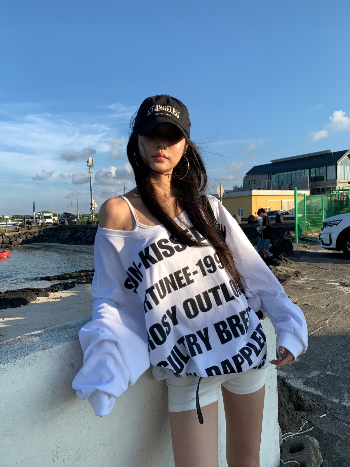 Loose long-sleeved sweater with slanted shoulder design
