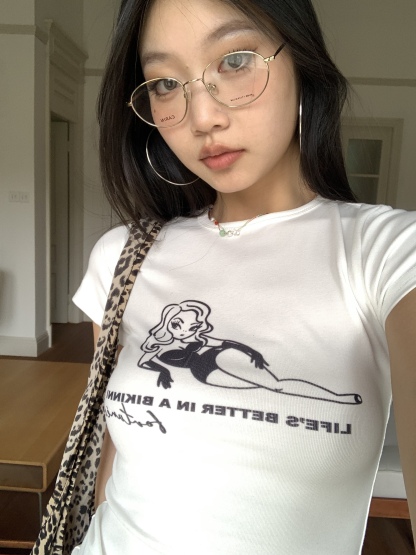 A set of white T-shirt and white low-waist mini skirt, chic, slim-fitting, hot.