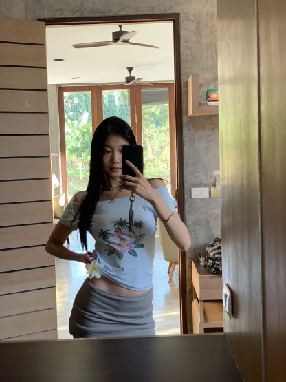 Wide-neck, open-shoulder T-shirt in light blue, Baby Blue tone, short sleeves, highly stretchable, form-fitting, easy to match.