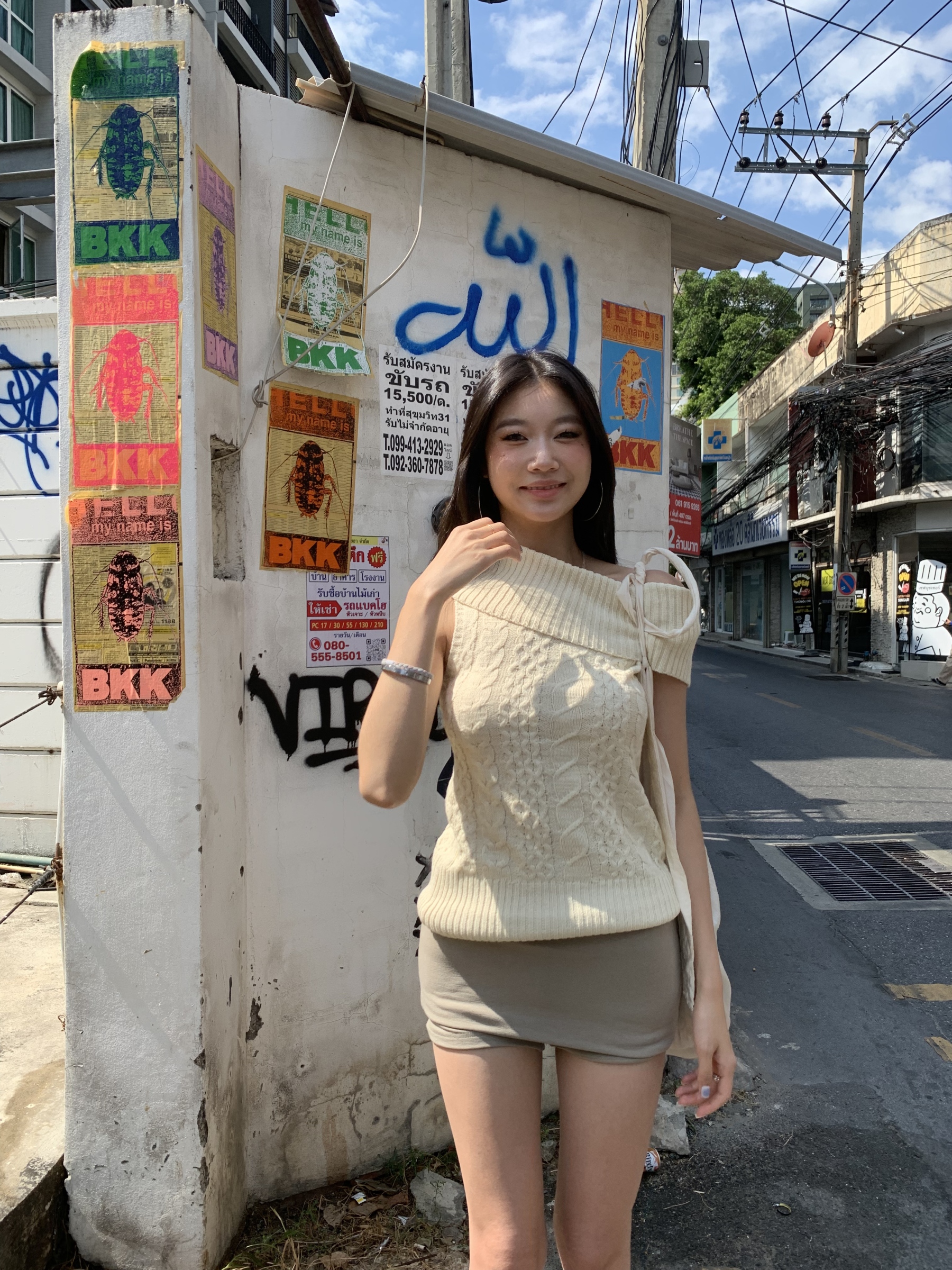 Off-shoulder short-sleeved knitted shirt with a fitted knitted pattern
