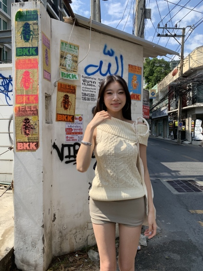 Off-shoulder short-sleeved knitted shirt with a fitted knitted pattern