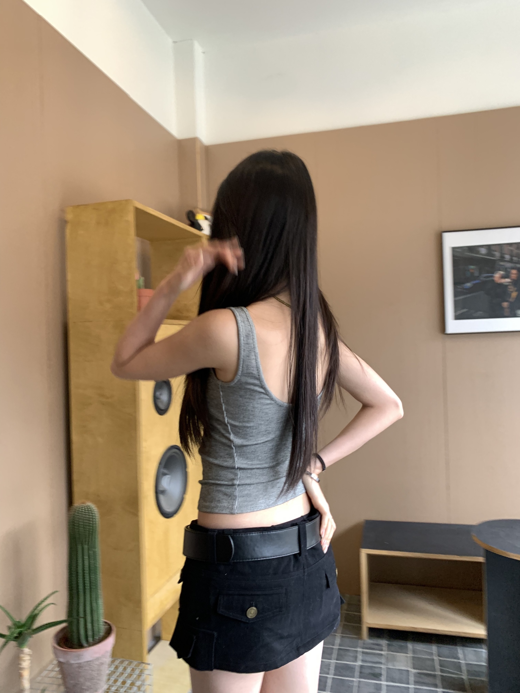 U-neck strapless top, showing the back, short style