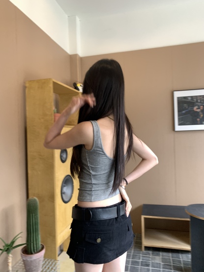 U-neck strapless top, showing the back, short style