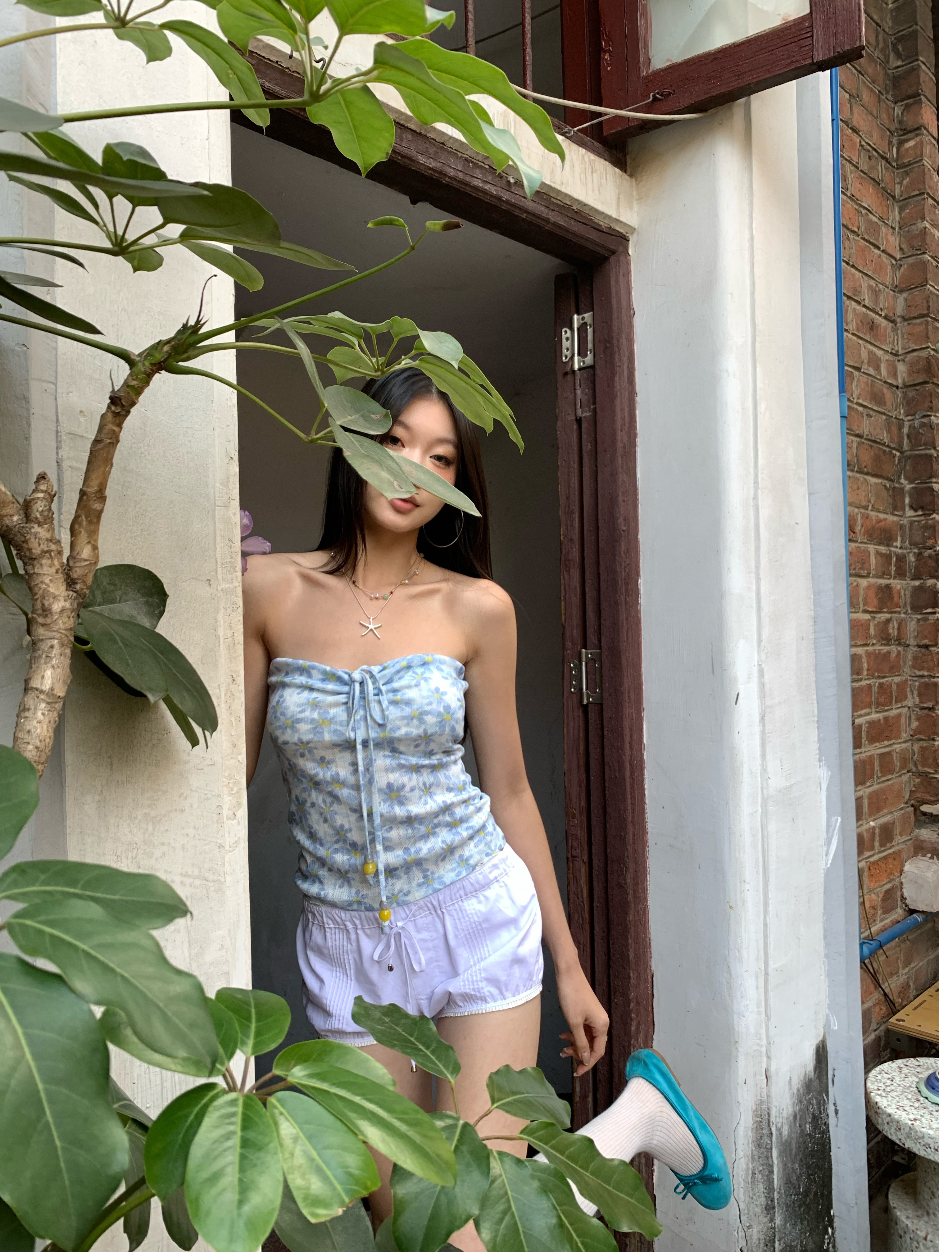 Cute and fresh style short tube top, blue color, daisy print, decorated with beads