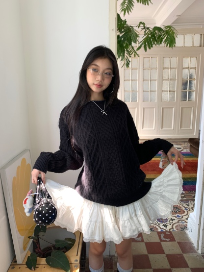 Three-layered white puffy cake skirt