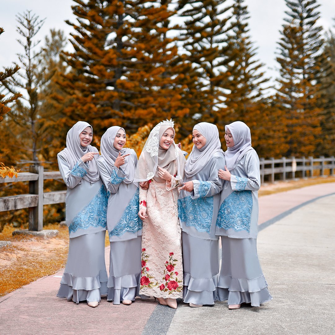 Baju Kurung Lace Allaire - Scarlet Red