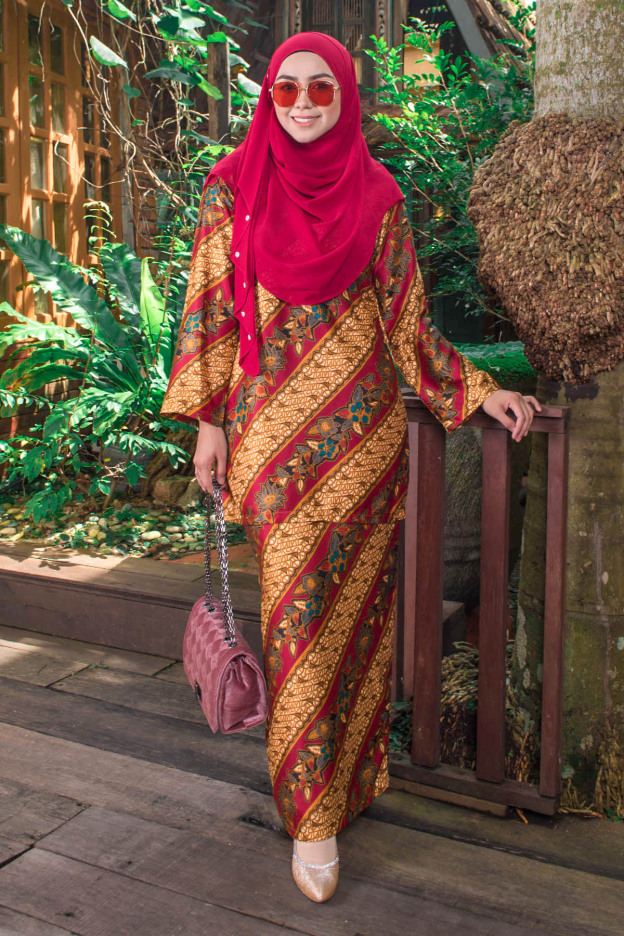 Baju Kurung Batik Aria - Maroon