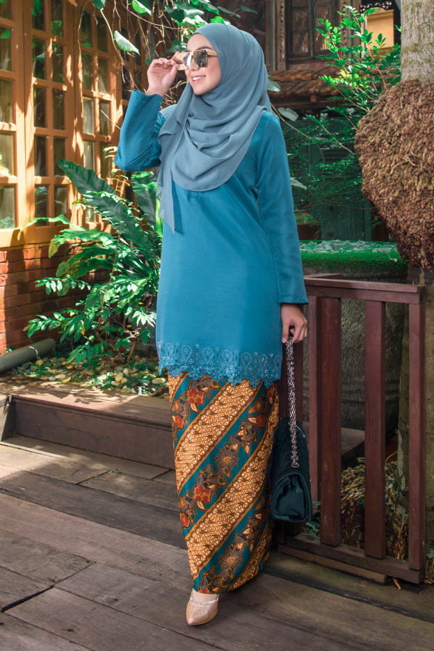 Baju Kurung Batik Lasercut Narnia - Teal