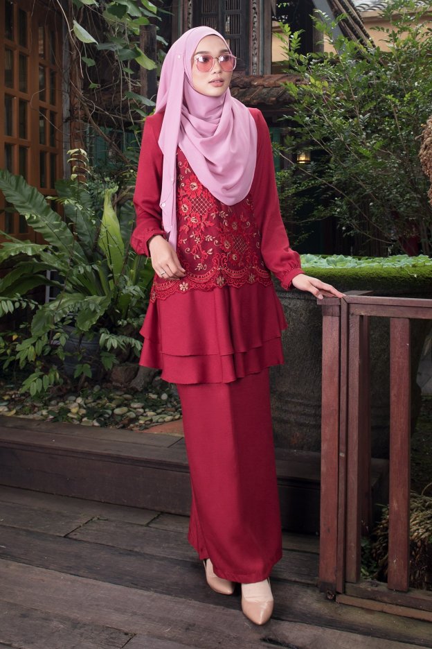 Baju Kurung Lace Alexis - Garnet Red