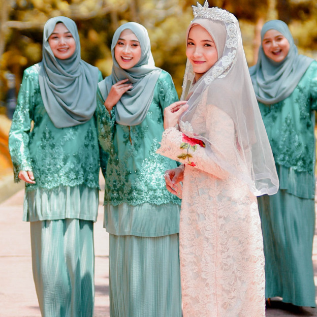 Baju Kurung Pleated Lace Victoire - Maroon Fiesta
