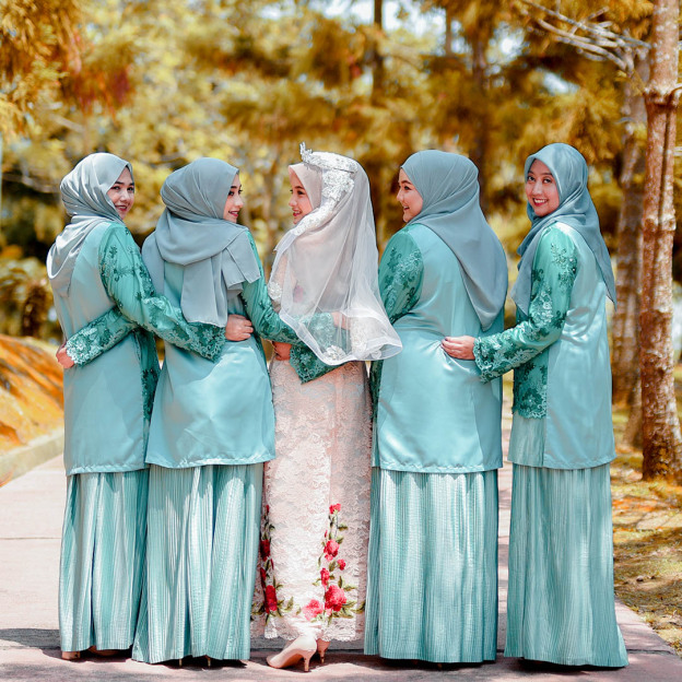 Baju Kurung Pleated Lace Victoire - Maroon Fiesta