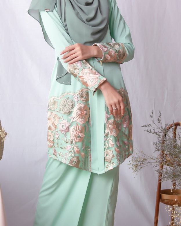 Baju Kebarung Lace Adeen - Minty Green