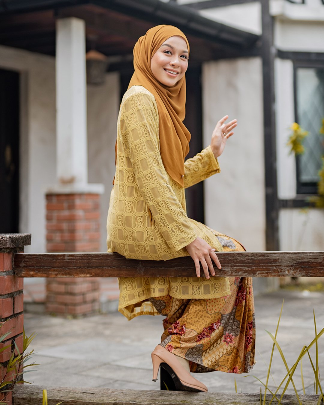 Baju Kebaya Lace Aviana - Golden Poppy