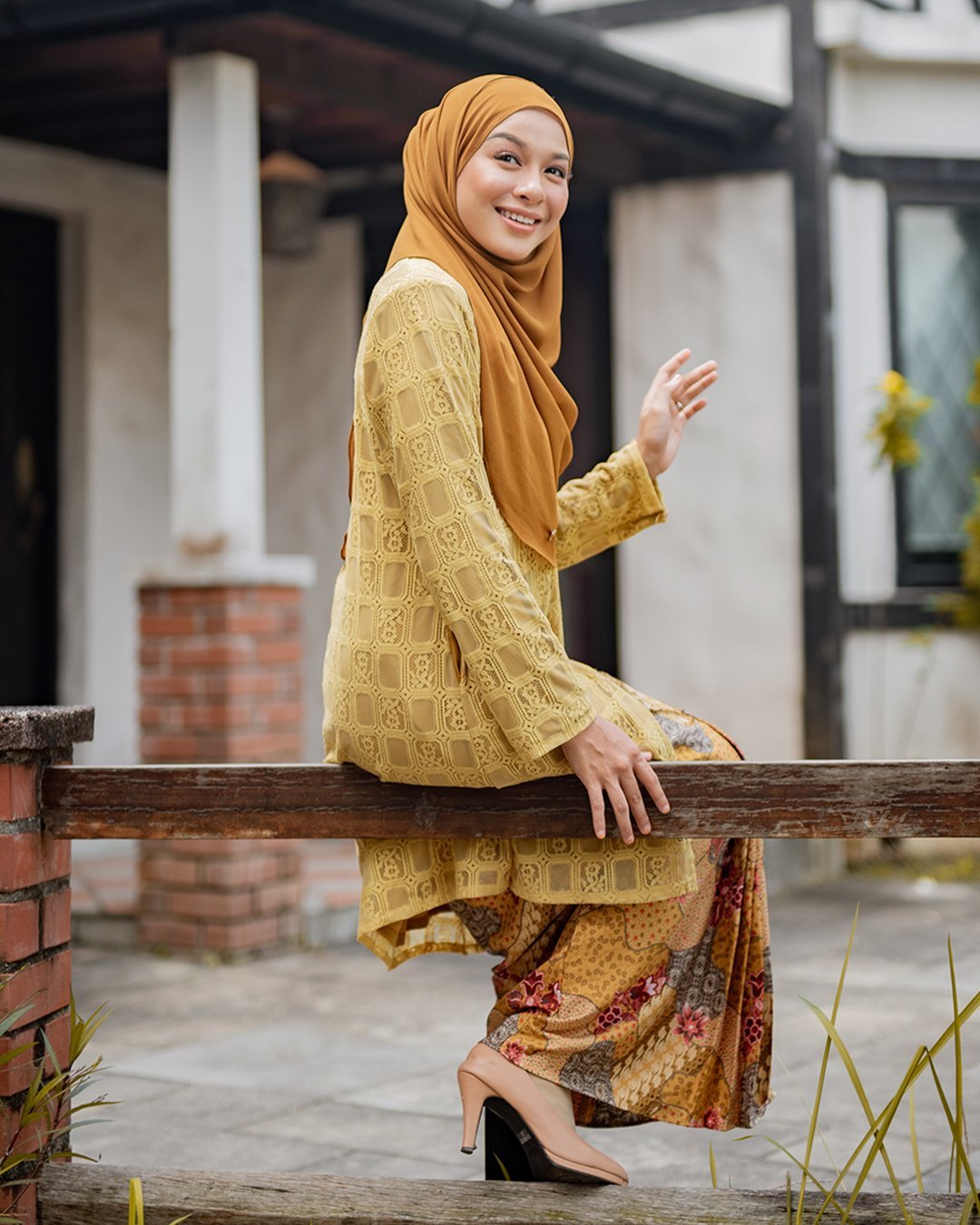 Baju Kebaya Lace Aviana - Golden Poppy