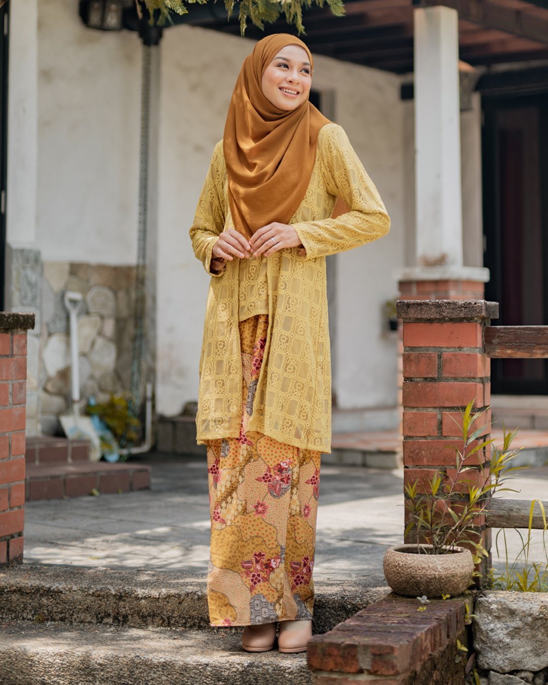 Baju Kebaya Lace Aviana - Golden Poppy