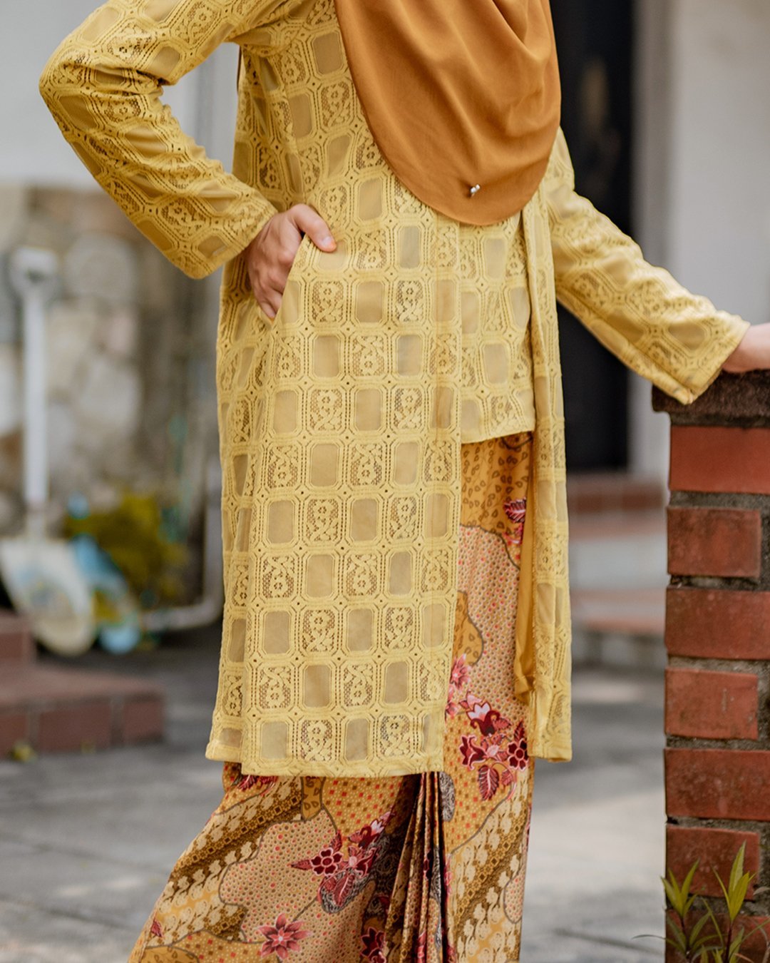 Baju Kebaya Lace Aviana - Golden Poppy