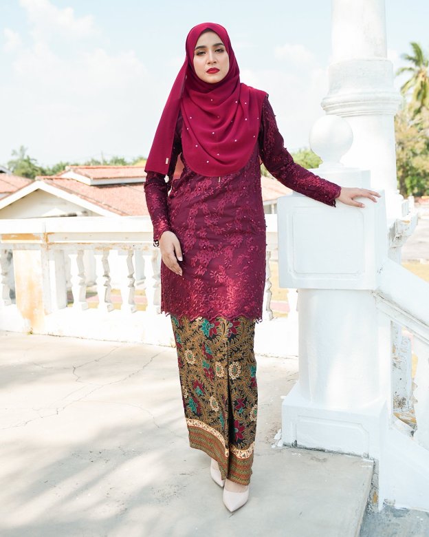 Baju Kurung Batik Lace Pearl Aeda - Ruby Maroon