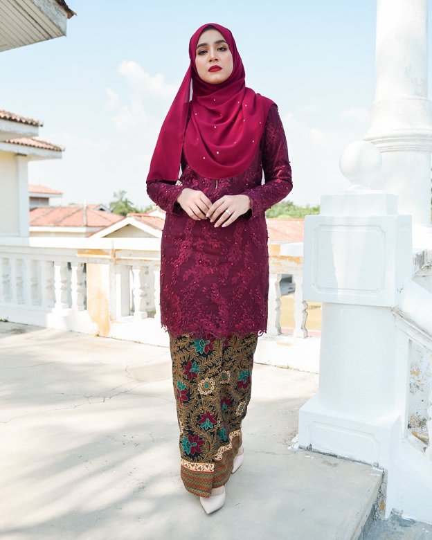 Baju Kurung Batik Lace Pearl Aeda - Ruby Maroon