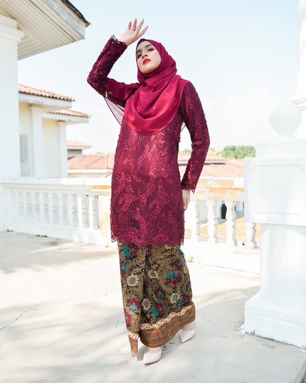 Baju Kurung Batik Lace Pearl Aeda - Ruby Maroon