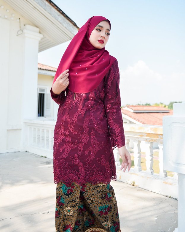 Baju Kurung Batik Lace Pearl Aeda - Ruby Maroon