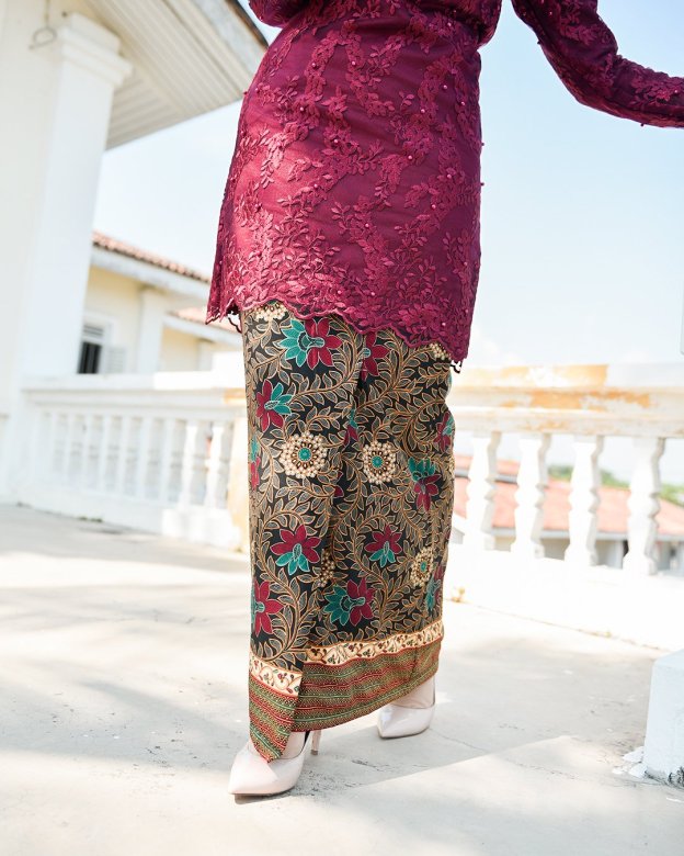 Baju Kurung Batik Lace Pearl Aeda - Ruby Maroon