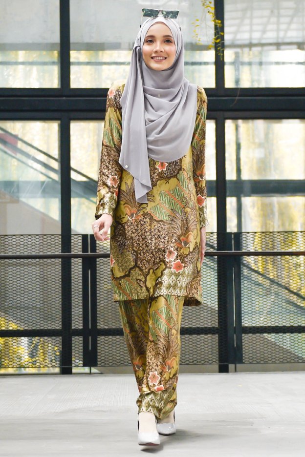 Baju Kurung Batik Satin Silk Najiha - Tropical Green