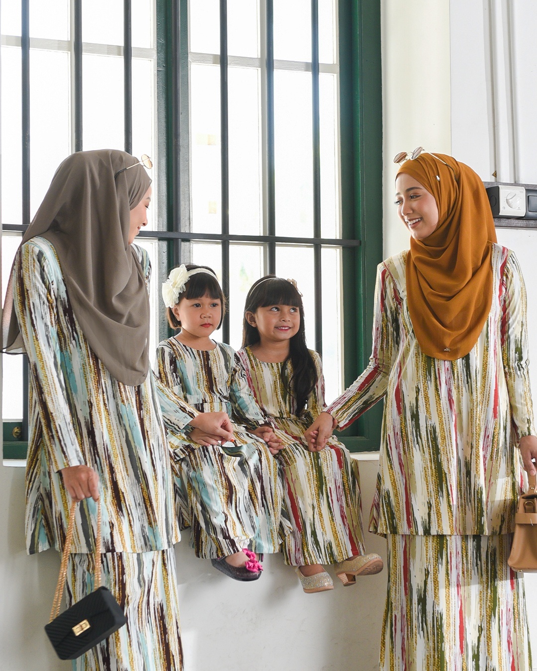 Kurung Lara – Sparkling Army