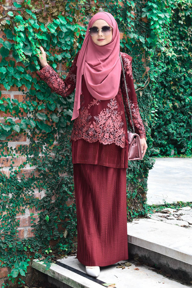 Baju Kurung Pleated Lace Victoire - Maroon Fiesta