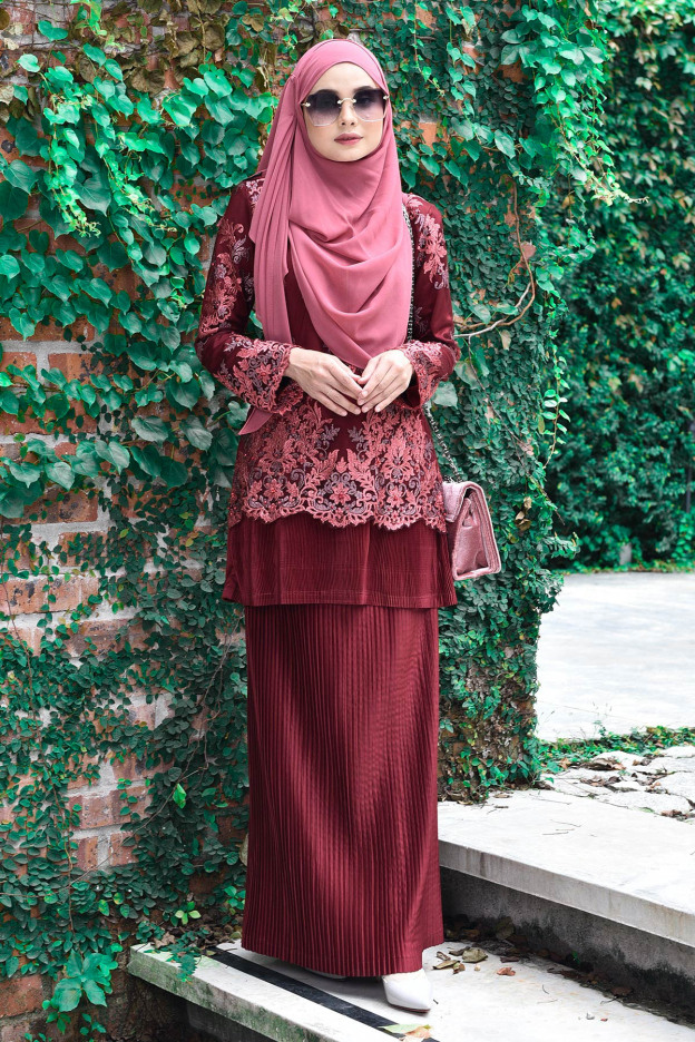 Baju Kurung Pleated Lace Victoire - Maroon Fiesta