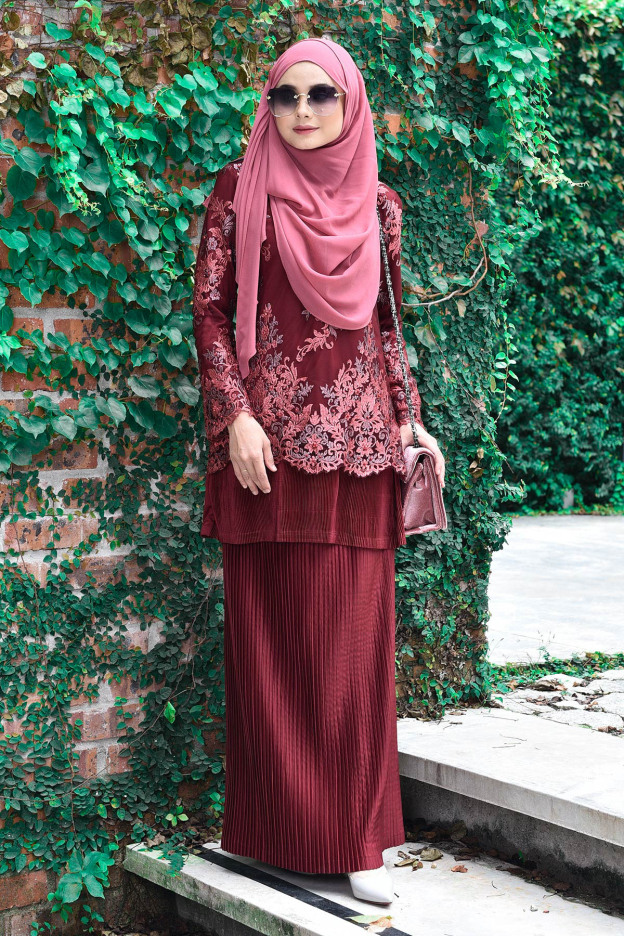 Baju Kurung Pleated Lace Victoire - Maroon Fiesta