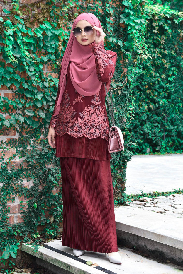 Baju Kurung Pleated Lace Victoire - Maroon Fiesta