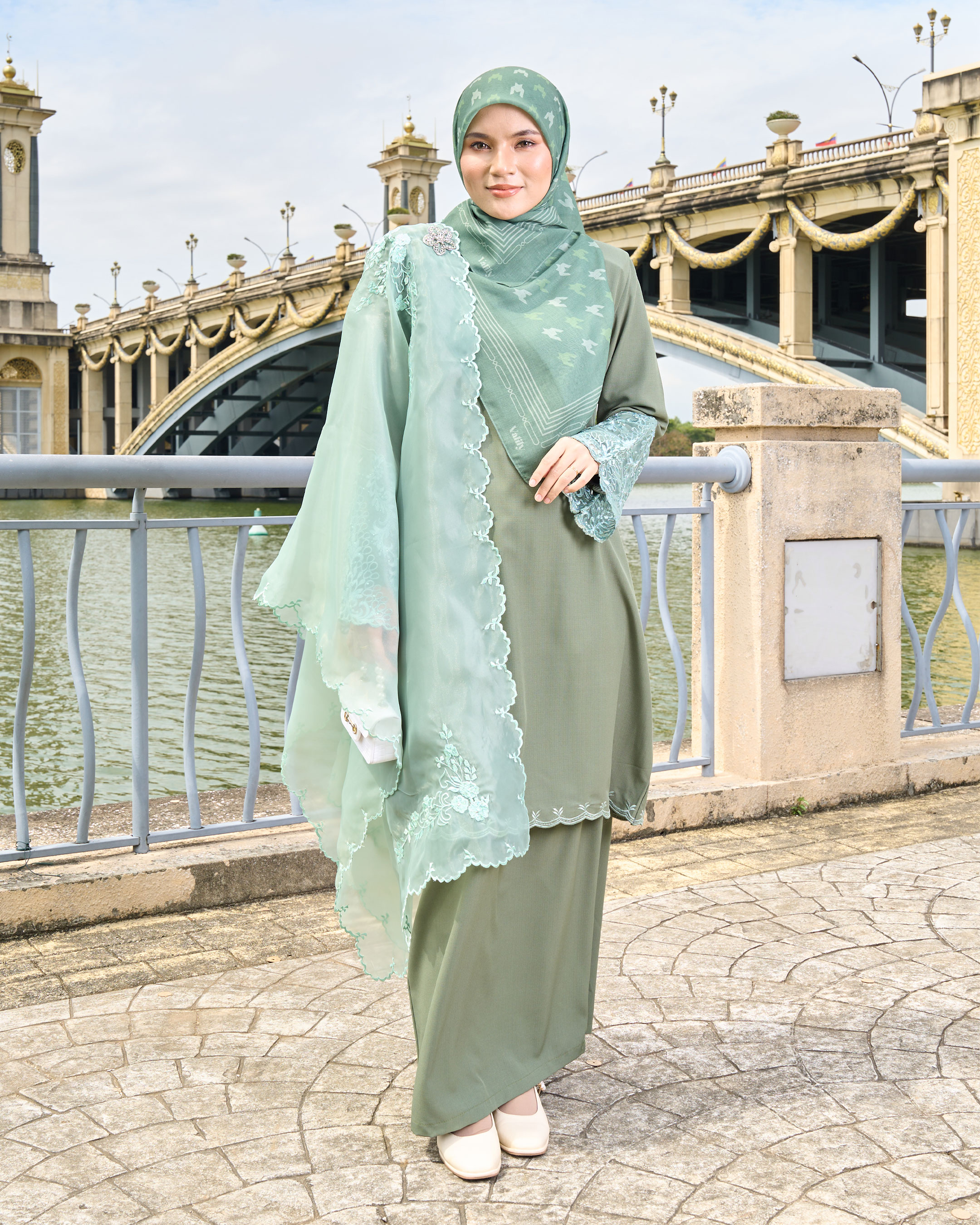 Baju Kurung Sulam Lace Ember