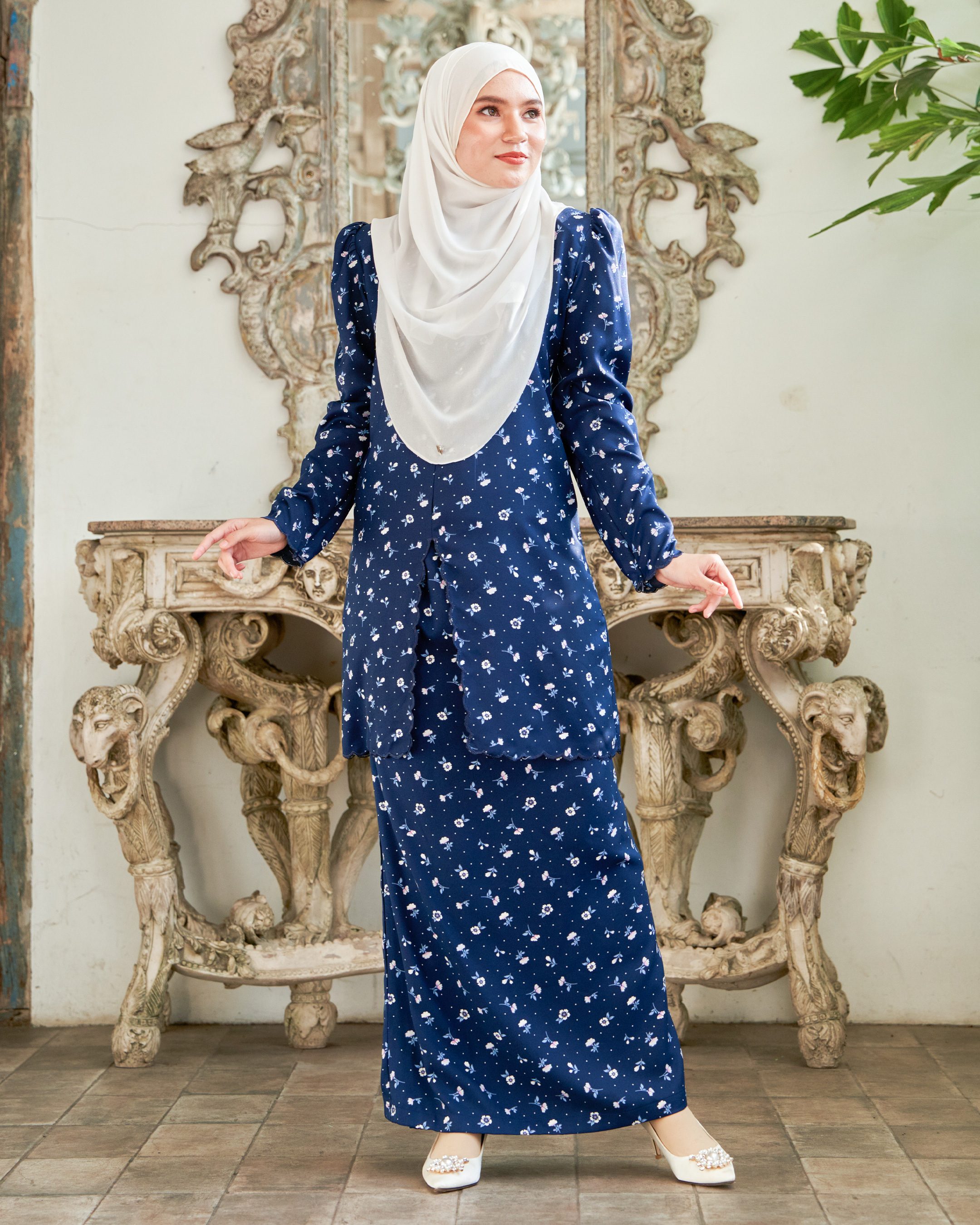 Baju Kurung Sulam Lutfia Laluna X MCC - Daisy Navy Blue