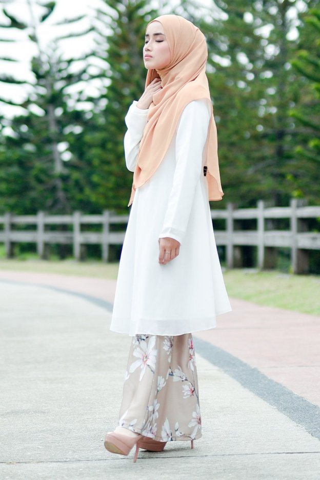 Baju Kurung Barbie Clairemont - White