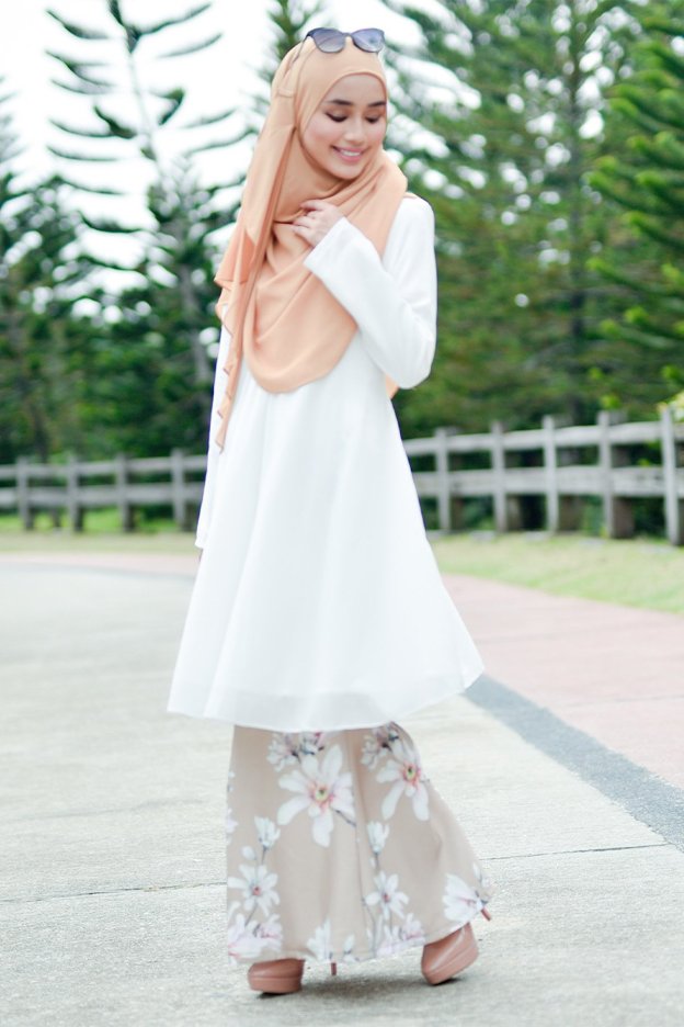 Baju Kurung Barbie Clairemont - White