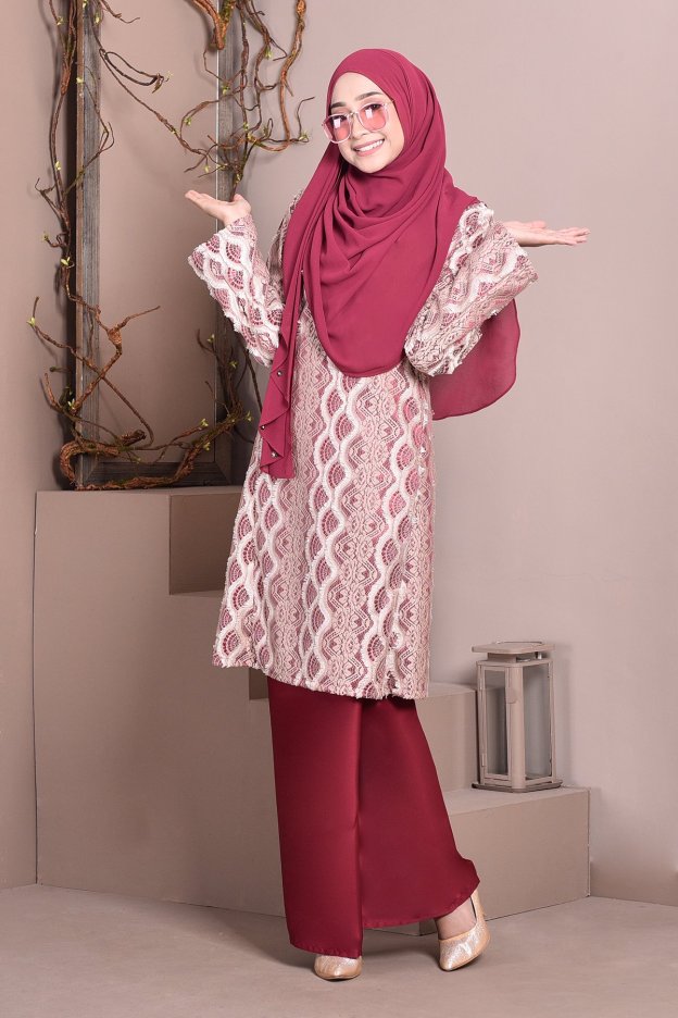 Baju Kurung Pahang Lace Gia - Chilli Red